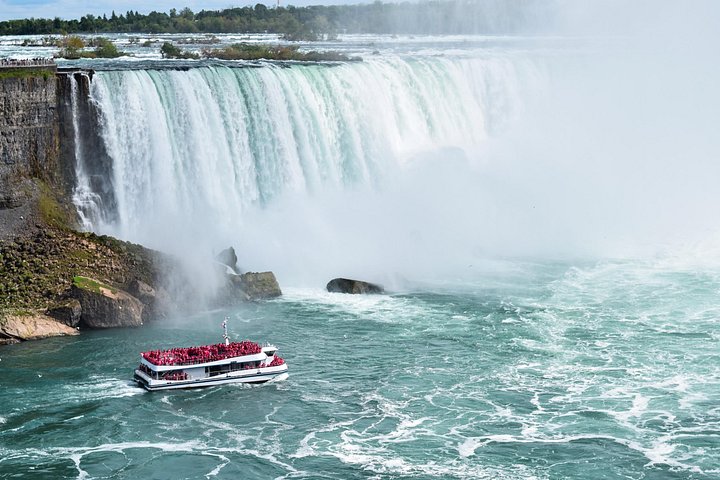 Ein atemberaubender Blick auf die Niagarafälle, der ihre immense Kraft und natürliche Schönheit zeigt, Foto 19 | wizardtrip