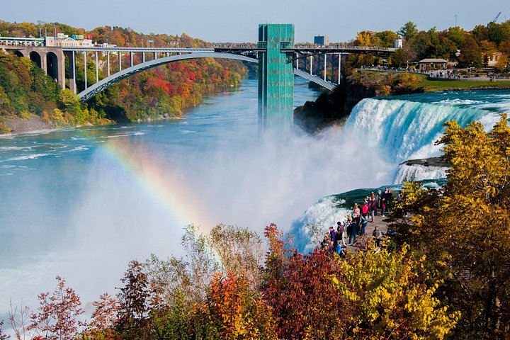 Ein atemberaubender Blick auf die Niagarafälle, der ihre immense Kraft und natürliche Schönheit zeigt, Foto 20 | wizardtrip