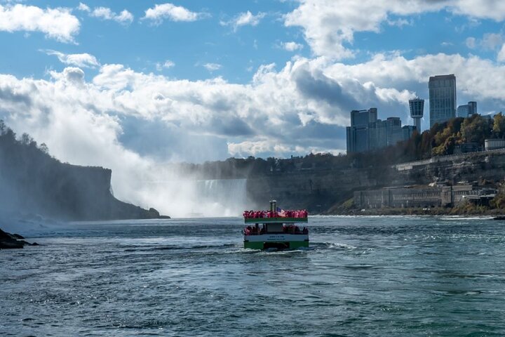 Ein atemberaubender Blick auf die Niagarafälle, der ihre immense Kraft und natürliche Schönheit zeigt, Foto 21 | wizardtrip