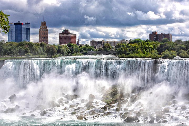 Ein atemberaubender Blick auf die Niagarafälle, der ihre immense Kraft und natürliche Schönheit zeigt, Foto 22 | wizardtrip