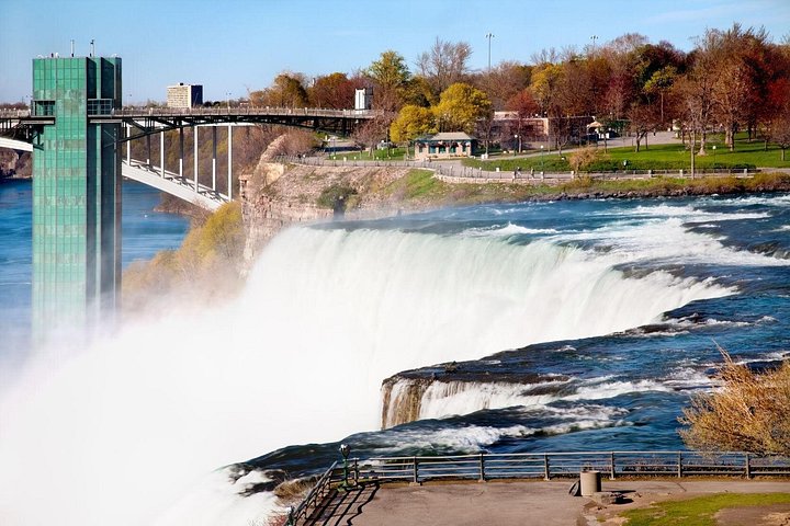 Ein atemberaubender Blick auf die Niagarafälle, der ihre immense Kraft und natürliche Schönheit zeigt, Foto 24 | wizardtrip