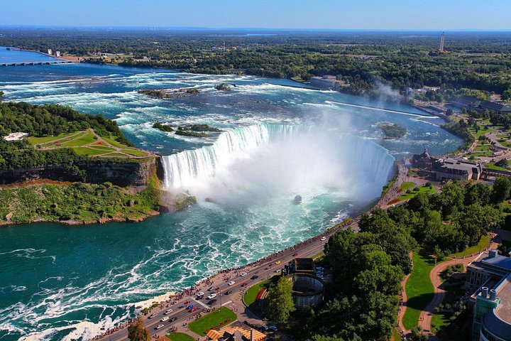 Ein atemberaubender Blick auf die Niagarafälle, der ihre immense Kraft und natürliche Schönheit zeigt, Foto 25 | wizardtrip