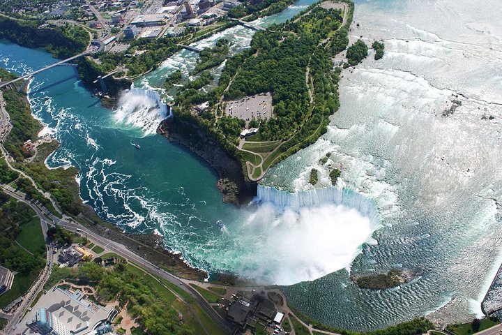 Ein atemberaubender Blick auf die Niagarafälle, der ihre immense Kraft und natürliche Schönheit zeigt, Foto 26 | wizardtrip