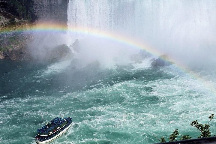 Ein atemberaubender Blick auf die Niagarafälle, der ihre immense Kraft und natürliche Schönheit zeigt, Foto 28 | wizardtrip