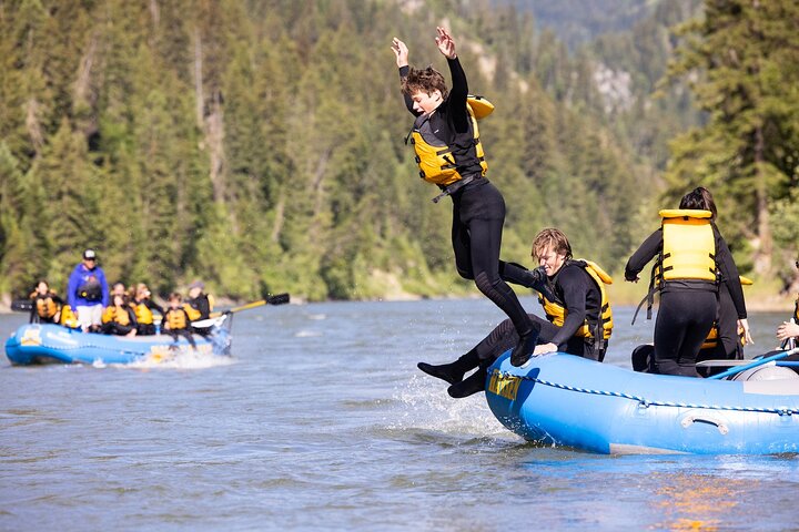Elveوس rafting-eventyr på Snake River i Jackson Hole, USA, med spennende stryk og naturskjønn canyon-utsikt, foto 7 | wizardtrip