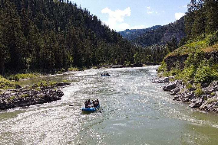 Elveوس rafting-eventyr på Snake River i Jackson Hole, USA, med spennende stryk og naturskjønn canyon-utsikt, foto 8 | wizardtrip