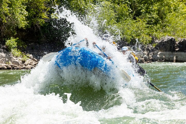 Elveوس rafting-eventyr på Snake River i Jackson Hole, USA, med spennende stryk og naturskjønn canyon-utsikt, foto 9 | wizardtrip