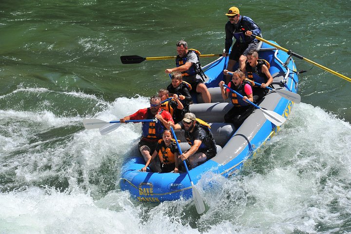 Elveوس rafting-eventyr på Snake River i Jackson Hole, USA, med spennende stryk og naturskjønn canyon-utsikt, foto 11 | wizardtrip