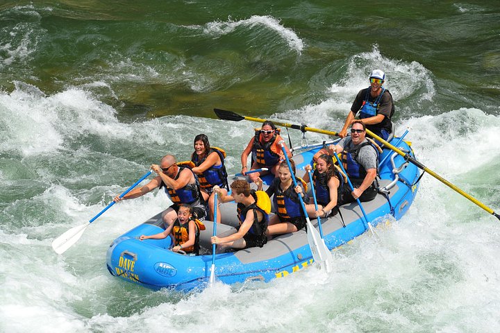 Elveوس rafting-eventyr på Snake River i Jackson Hole, USA, med spennende stryk og naturskjønn canyon-utsikt, foto 14 | wizardtrip