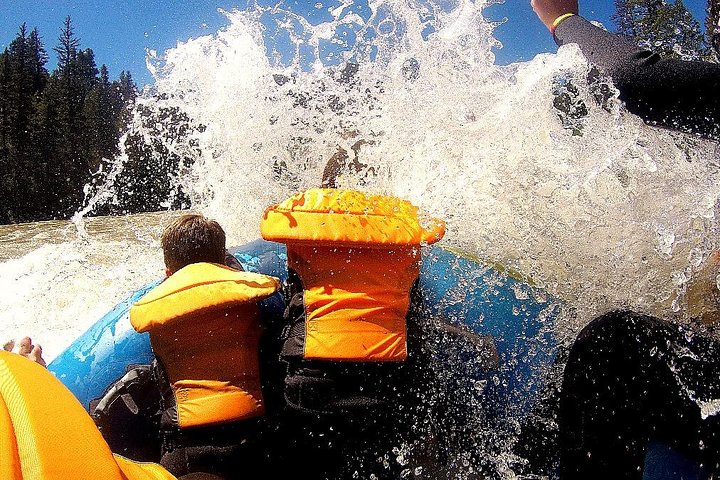 Elveوس rafting-eventyr på Snake River i Jackson Hole, USA, med spennende stryk og naturskjønn canyon-utsikt, foto 17 | wizardtrip