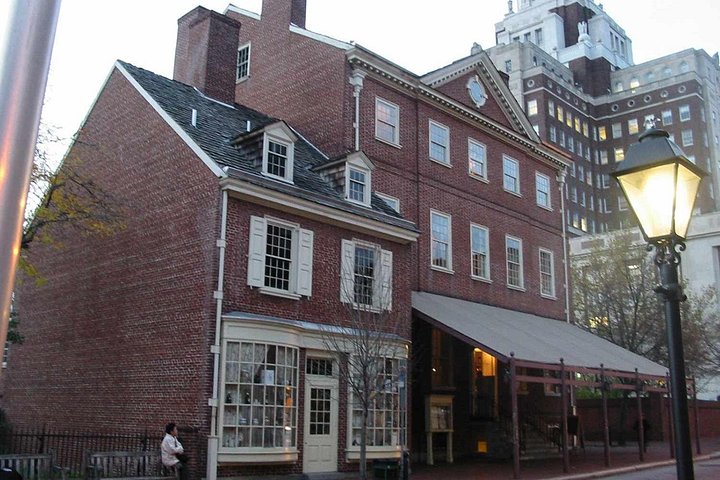 Utforsk Philadelphias historiske distrikt om natten på en unik vandretur med voksentema, foto 9 | wizardtrip