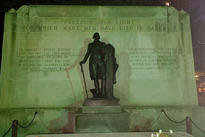 Utforsk Philadelphias historiske distrikt om natten på en unik vandretur med voksentema, foto 18 | wizardtrip
