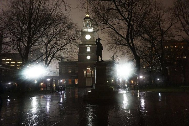 Utforsk Philadelphias historiske distrikt om natten på en unik vandretur med voksentema, foto 22 | wizardtrip