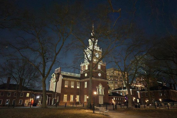 Utforsk Philadelphias historiske distrikt om natten på en unik vandretur med voksentema, foto 26 | wizardtrip