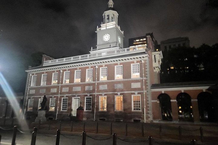 Utforsk Philadelphias historiske distrikt om natten på en unik vandretur med voksentema, foto 31 | wizardtrip
