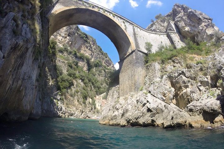 Boottocht in kleine groep langs de schilderachtige Amalfikust, vertrekkend vanuit Salerno, foto 7 | wizardtrip