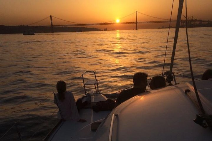 Catamaran cruise op de Taag in Lissabon, Portugal, met zichtbare stadsbezienswaardigheden, foto 7 | wizardtrip