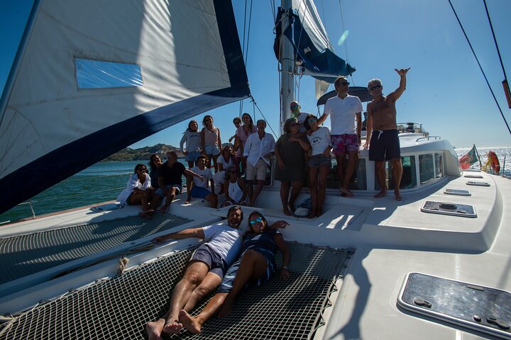 Catamaran cruise op de Taag in Lissabon, Portugal, met zichtbare stadsbezienswaardigheden, foto 9 | wizardtrip