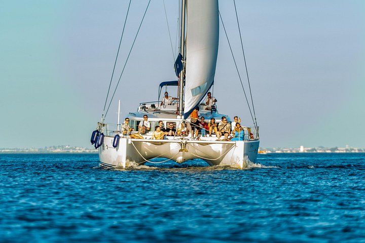 Catamaran cruise op de Taag in Lissabon, Portugal, met zichtbare stadsbezienswaardigheden, foto 12 | wizardtrip