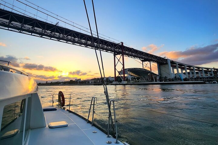 Catamaran cruise op de Taag in Lissabon, Portugal, met zichtbare stadsbezienswaardigheden, foto 14 | wizardtrip