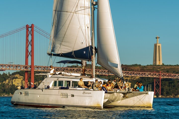Catamaran cruise op de Taag in Lissabon, Portugal, met zichtbare stadsbezienswaardigheden, foto 15 | wizardtrip