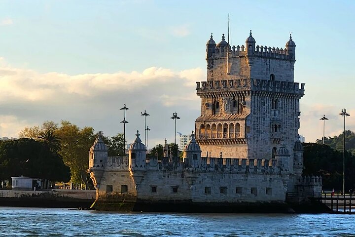 Catamaran cruise op de Taag in Lissabon, Portugal, met zichtbare stadsbezienswaardigheden, foto 16 | wizardtrip