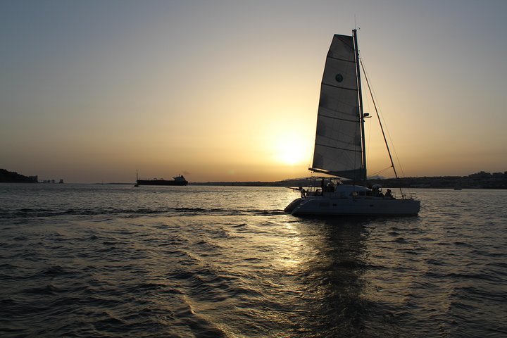 Catamaran cruise op de Taag in Lissabon, Portugal, met zichtbare stadsbezienswaardigheden, foto 17 | wizardtrip
