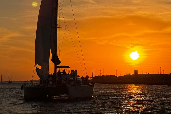 Catamaran cruise op de Taag in Lissabon, Portugal, met zichtbare stadsbezienswaardigheden, foto 20 | wizardtrip
