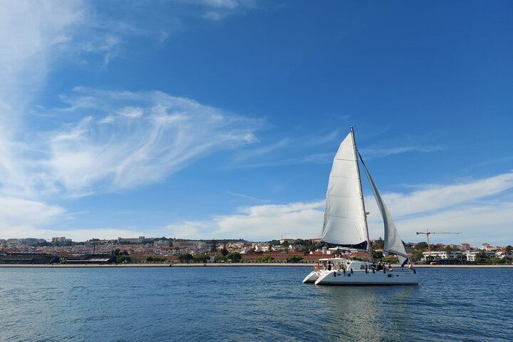 Catamaran cruise op de Taag in Lissabon, Portugal, met zichtbare stadsbezienswaardigheden, foto 21 | wizardtrip