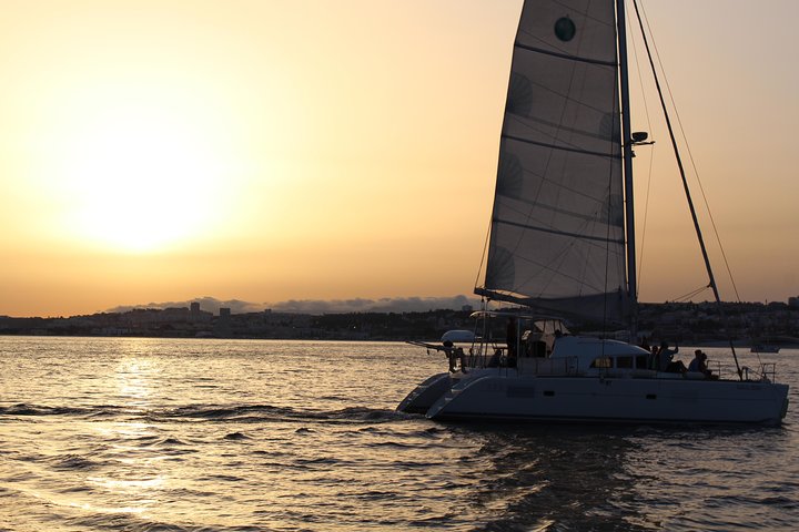 Catamaran cruise op de Taag in Lissabon, Portugal, met zichtbare stadsbezienswaardigheden, foto 24 | wizardtrip
