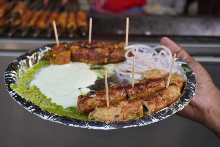 Um vibrante passeio de comida de rua na Velha Delhi, Índia, com iguarias locais e mercados movimentados, foto 12 | wizardtrip