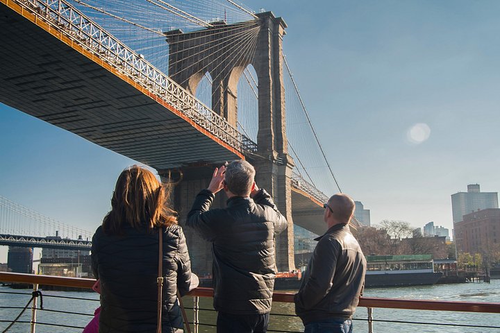Elegante crociera in yacht che offre viste architettoniche dei monumenti e dei ponti di Manhattan dall'acqua, foto 8 | wizardtrip