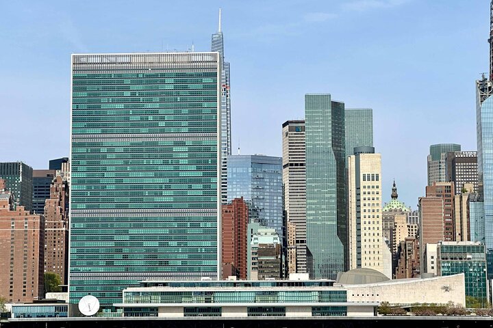 Elegante crociera in yacht che offre viste architettoniche dei monumenti e dei ponti di Manhattan dall'acqua, foto 9 | wizardtrip