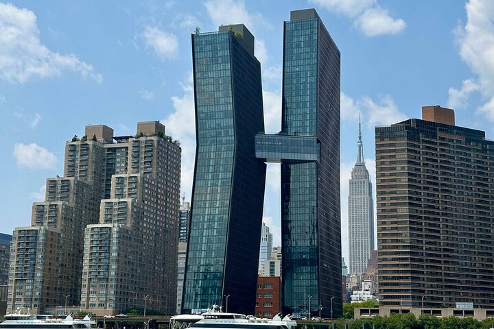 Elegante crociera in yacht che offre viste architettoniche dei monumenti e dei ponti di Manhattan dall'acqua, foto 11 | wizardtrip