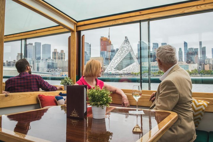 Elegante crociera in yacht che offre viste architettoniche dei monumenti e dei ponti di Manhattan dall'acqua, foto 15 | wizardtrip