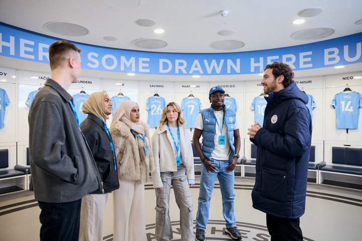 Behind-the-scenes tour of the Manchester City FC stadium, including the pitch and dressing rooms, photo 6 | wizardtrip