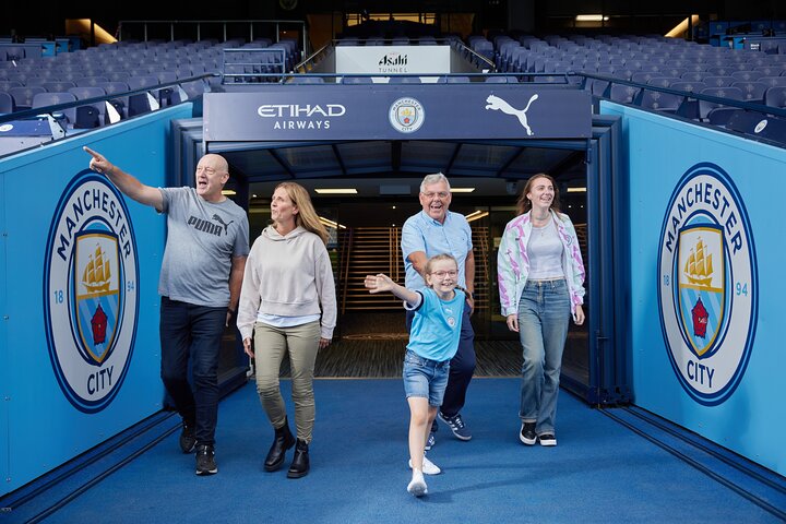 Behind-the-scenes tour of the Manchester City FC stadium, including the pitch and dressing rooms, photo 9 | wizardtrip