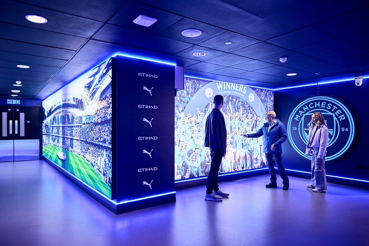Behind-the-scenes tour of the Manchester City FC stadium, including the pitch and dressing rooms, photo 12 | wizardtrip