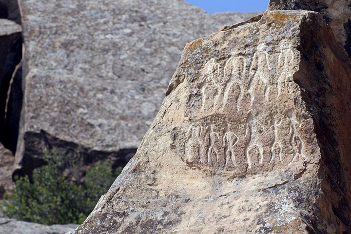 Erkunden Sie Bakus Naturwunder und kulturellen Wahrzeichen, darunter Gobustan, Schlammvulkane und der Feuertempel, Foto 13 | wizardtrip