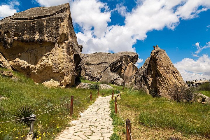 Erkunden Sie Bakus Naturwunder und kulturellen Wahrzeichen, darunter Gobustan, Schlammvulkane und der Feuertempel, Foto 14 | wizardtrip