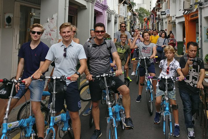 En gruppe syklister som utforsker Singapores livlige gater og landemerker på en guidet sykkeltur, foto 6 | wizardtrip