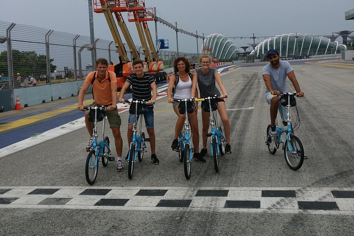 En gruppe syklister som utforsker Singapores livlige gater og landemerker på en guidet sykkeltur, foto 9 | wizardtrip