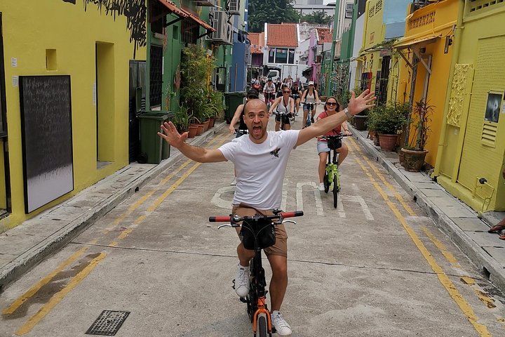 En gruppe syklister som utforsker Singapores livlige gater og landemerker på en guidet sykkeltur, foto 10 | wizardtrip