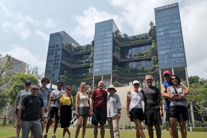 En gruppe syklister som utforsker Singapores livlige gater og landemerker på en guidet sykkeltur, foto 11 | wizardtrip