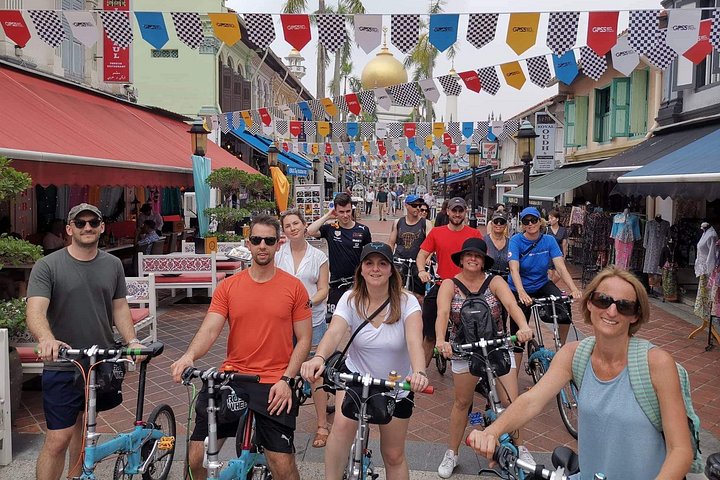 En gruppe syklister som utforsker Singapores livlige gater og landemerker på en guidet sykkeltur, foto 12 | wizardtrip
