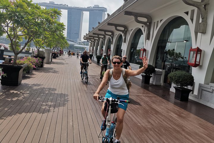 En gruppe syklister som utforsker Singapores livlige gater og landemerker på en guidet sykkeltur, foto 14 | wizardtrip