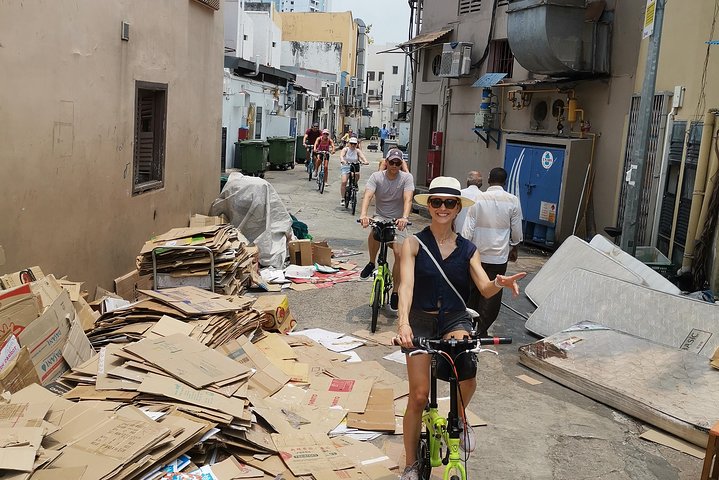 En gruppe syklister som utforsker Singapores livlige gater og landemerker på en guidet sykkeltur, foto 15 | wizardtrip