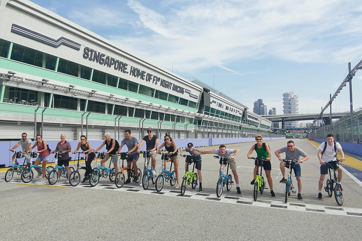 En gruppe syklister som utforsker Singapores livlige gater og landemerker på en guidet sykkeltur, foto 16 | wizardtrip