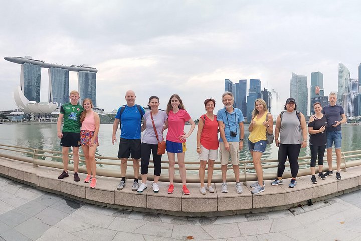 En gruppe syklister som utforsker Singapores livlige gater og landemerker på en guidet sykkeltur, foto 17 | wizardtrip