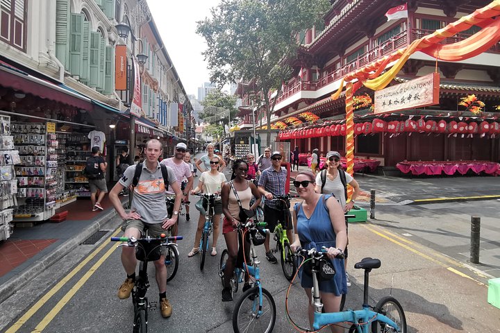 En gruppe syklister som utforsker Singapores livlige gater og landemerker på en guidet sykkeltur, foto 18 | wizardtrip